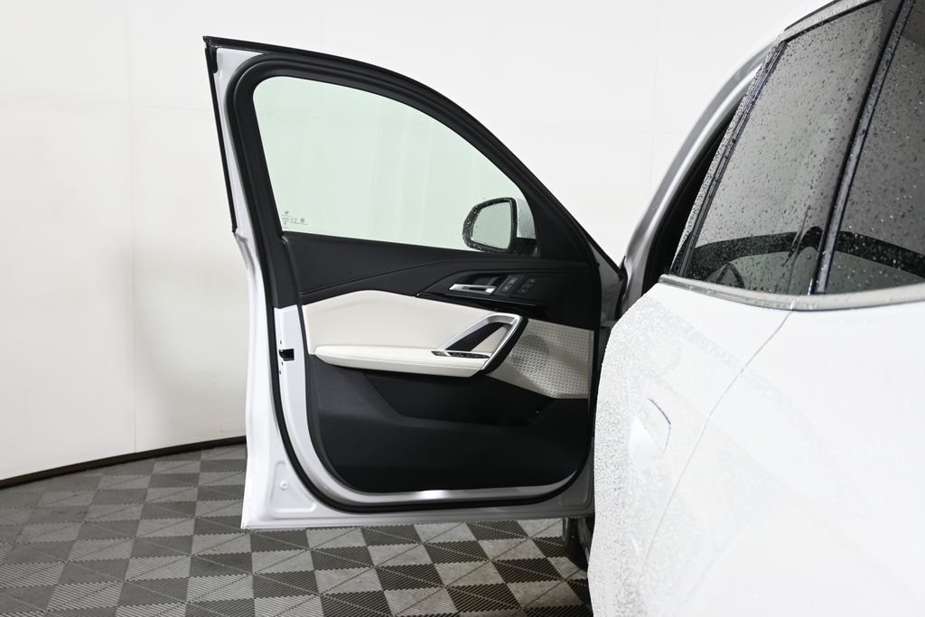 New 2026 White Metallic BMW xDrive28i image 28