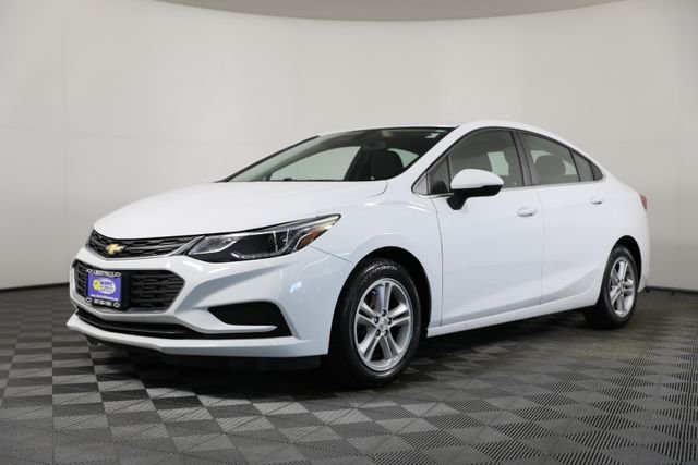 Used 2018 Chevrolet Cruze LT with VIN 1G1BE5SM8J7210628 for sale in Libertyville, IL