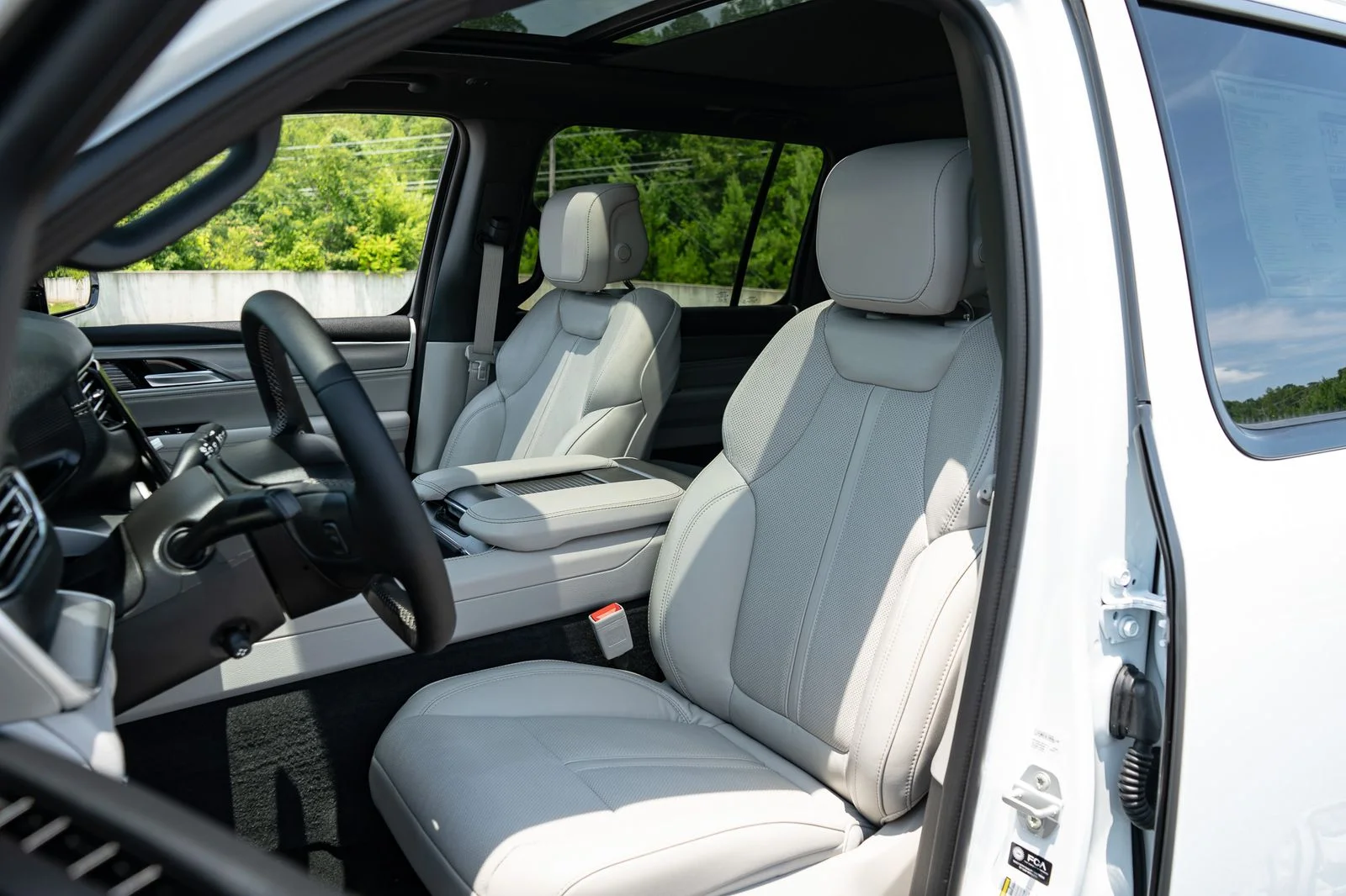 New 2026 Bright White Clear-Coat Exterior Paint Jeep  image 15