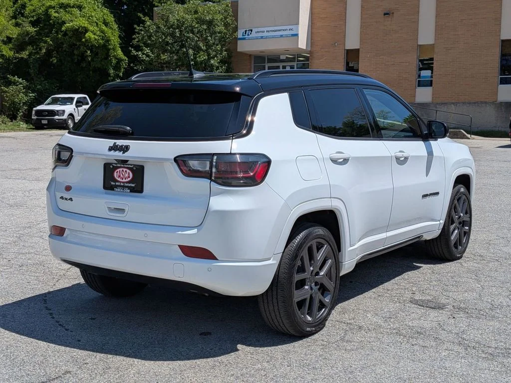 Used 2025 White Jeep Limited image 3