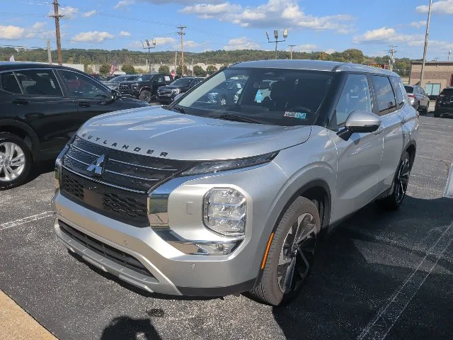 Used 2023 Silver Mitsubishi SE Special Edition image 2