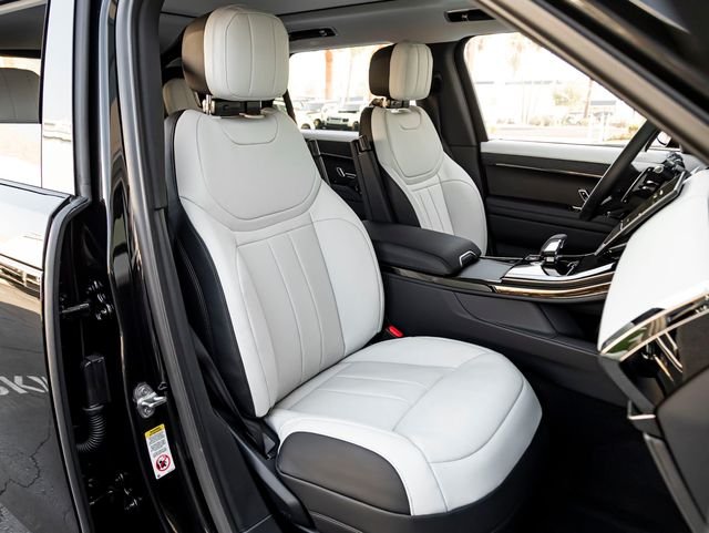 New 2026 Santorini Black Land Rover Dynamic SE image 29
