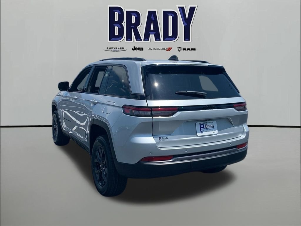 New 2026 Silver Zynith Exterior Paint Jeep Laredo Altitude image 5