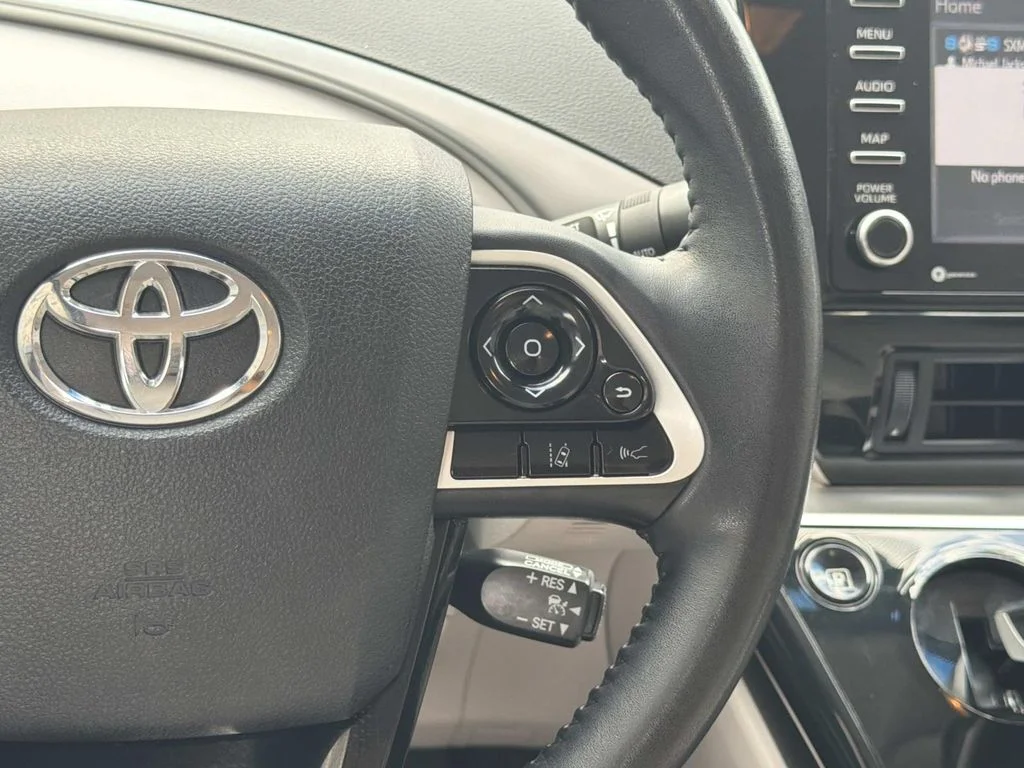 Used 2018 CRYSTAL WHITE Toyota Base image 9