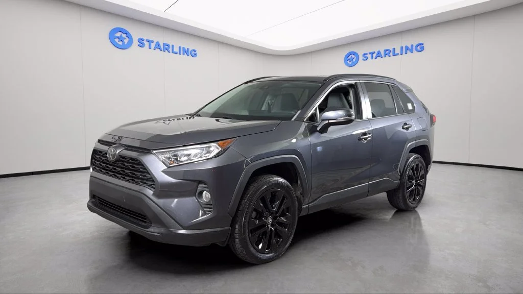 Used 2020  Toyota XLE Premium image 2