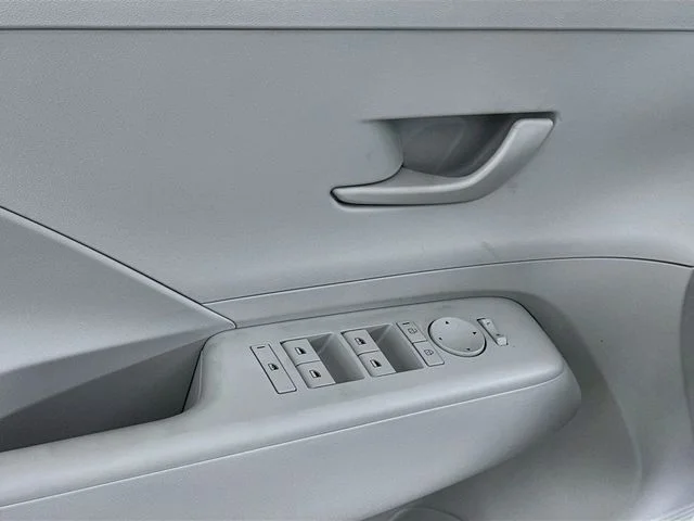 New 2027 White Hyundai SE image 10
