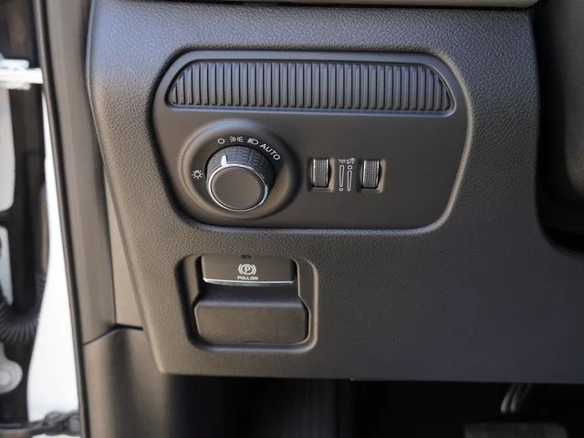 New 2026 Bright White Clear-Coat Exterior Paint Jeep Limited Altitude image 22