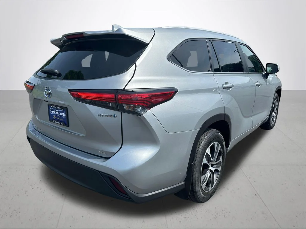 Used 2023 Silver Toyota XLE image 7