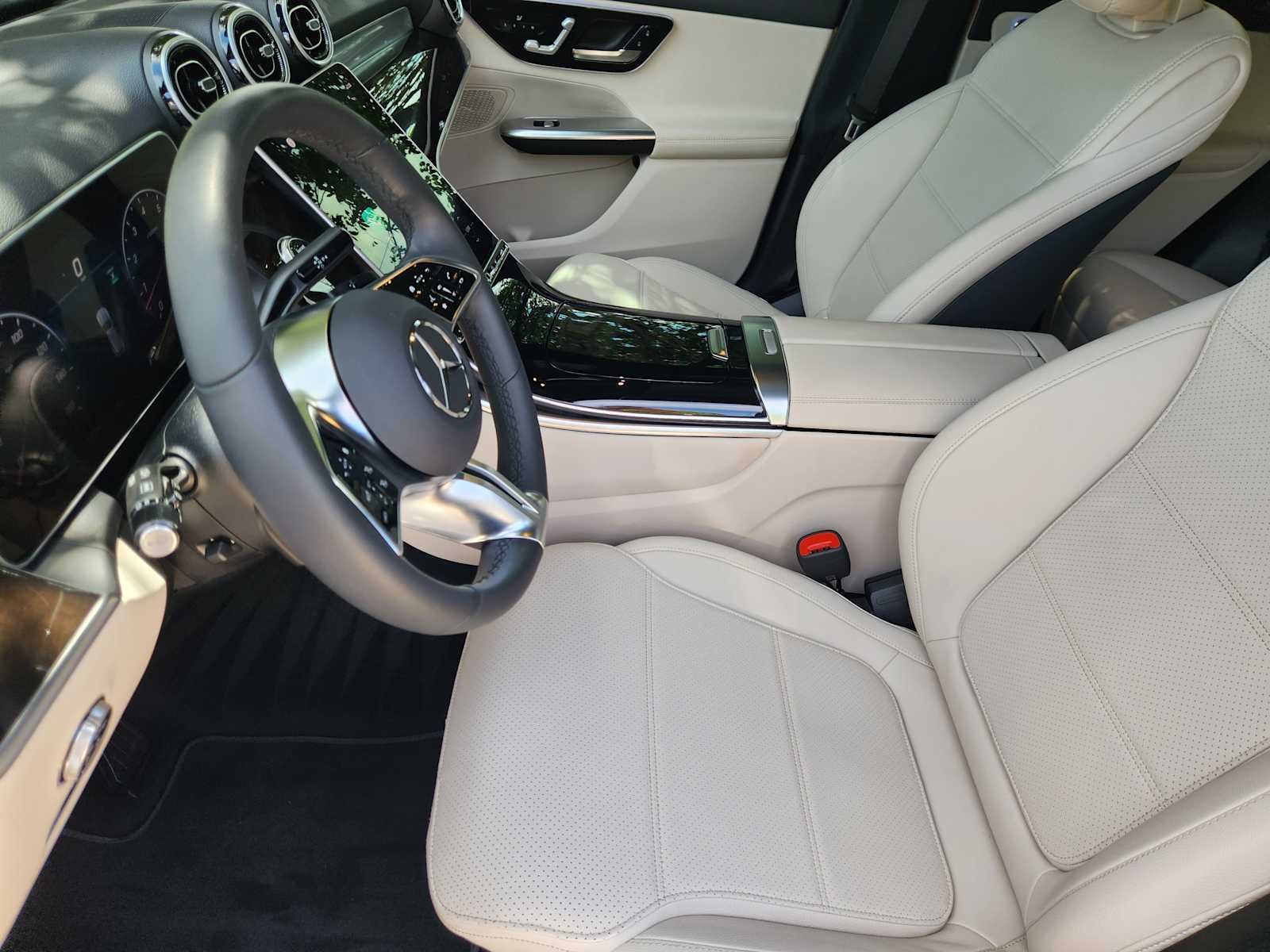 Certified Used 2026 Polar White Mercedes-Benz GLC 300 image 13