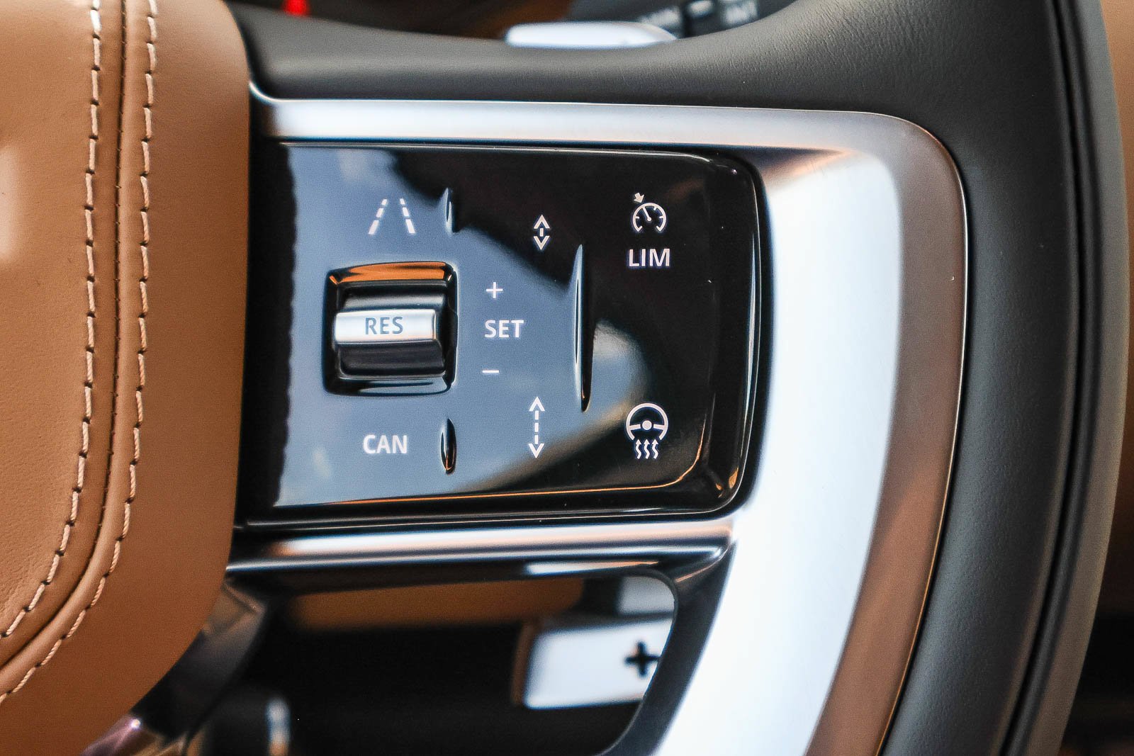 New 2026 Fuji White Land Rover SE image 32