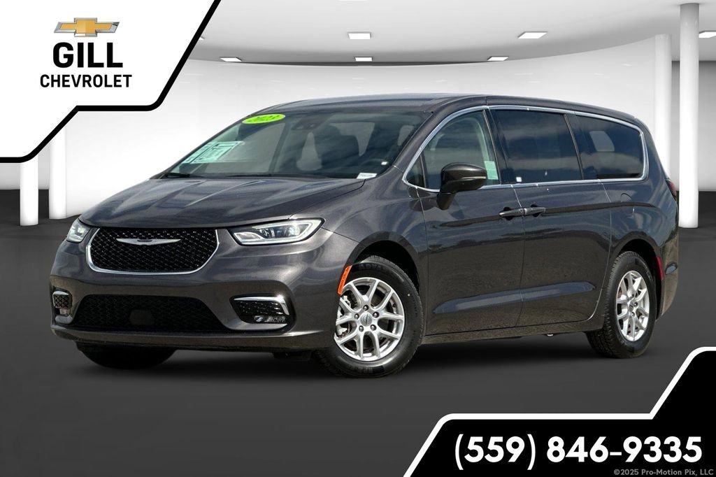 2023 Chrysler Pacifica Touring L's photo