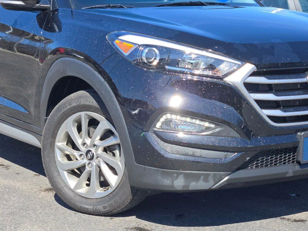 Used 2017 Black Hyundai SE Plus image 3
