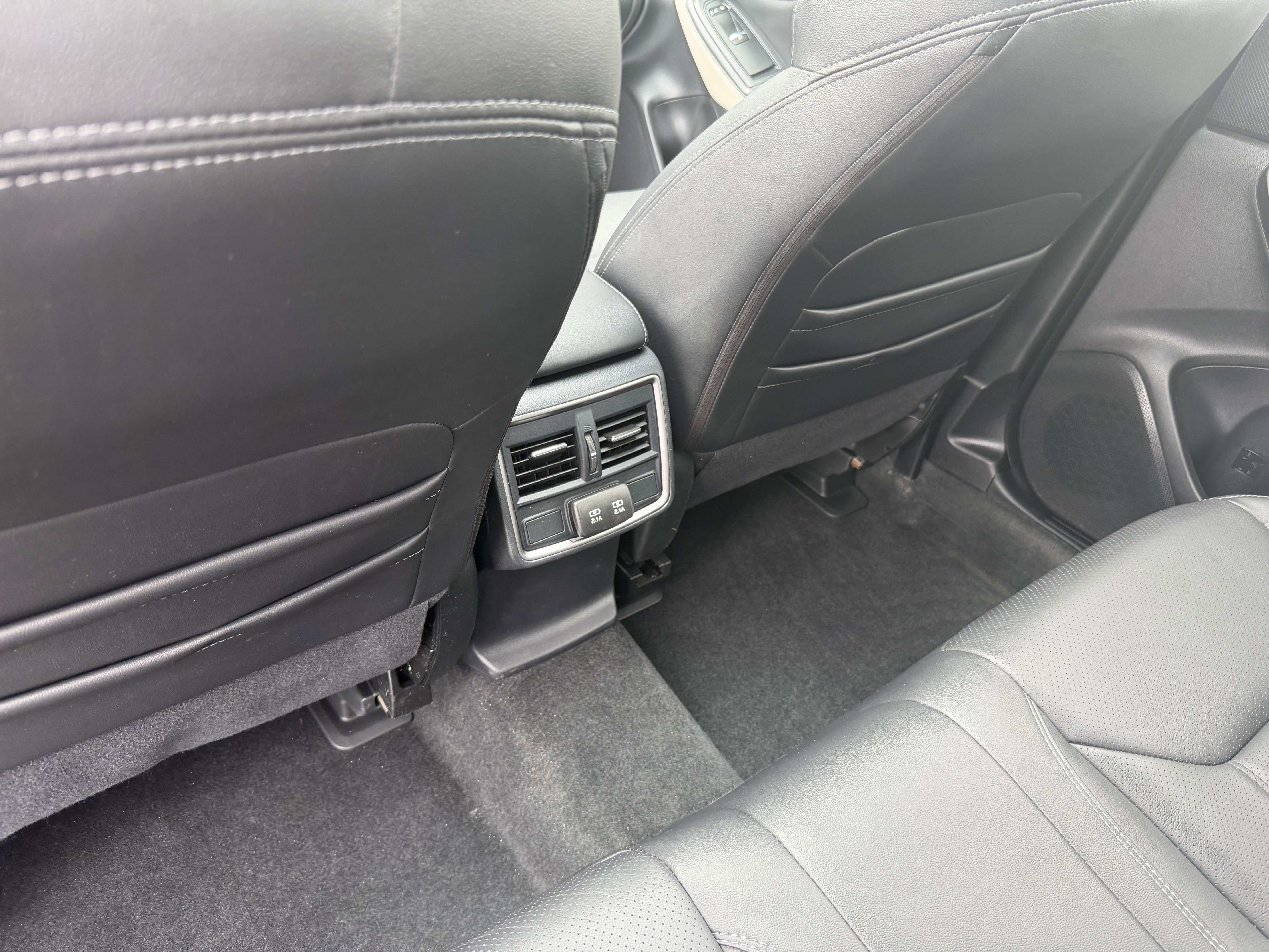 Used 2024 Ice Silver Metallic Subaru Limited image 19