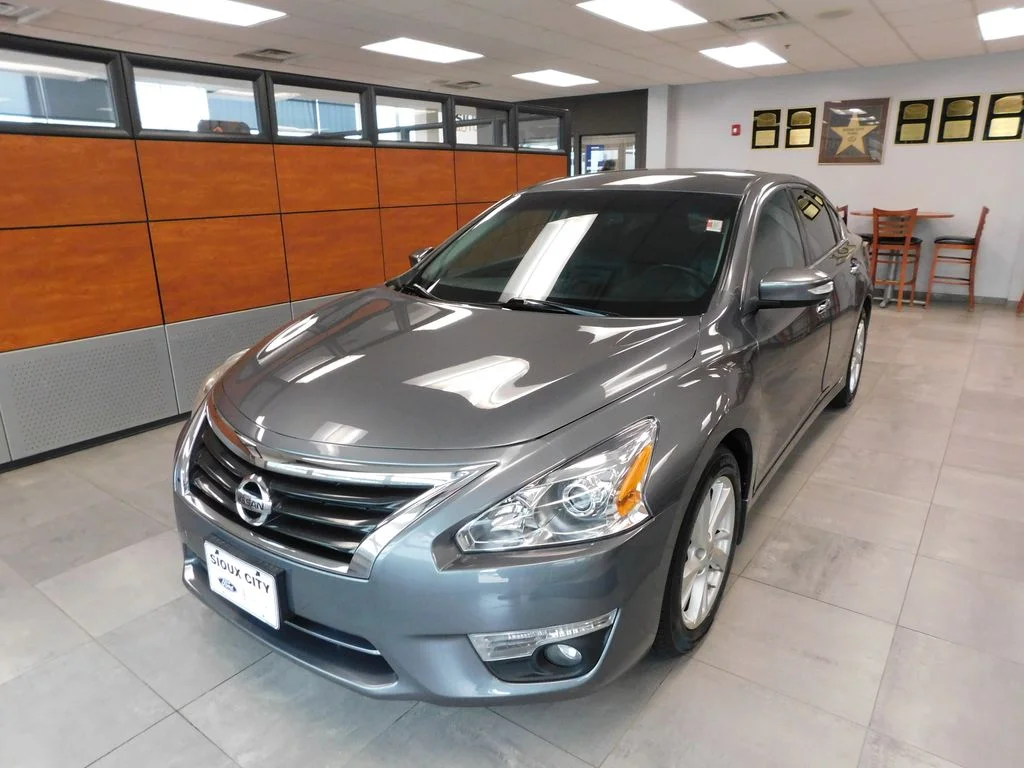 Used 2015 Gun Metallic Nissan 2.5 SL image 1