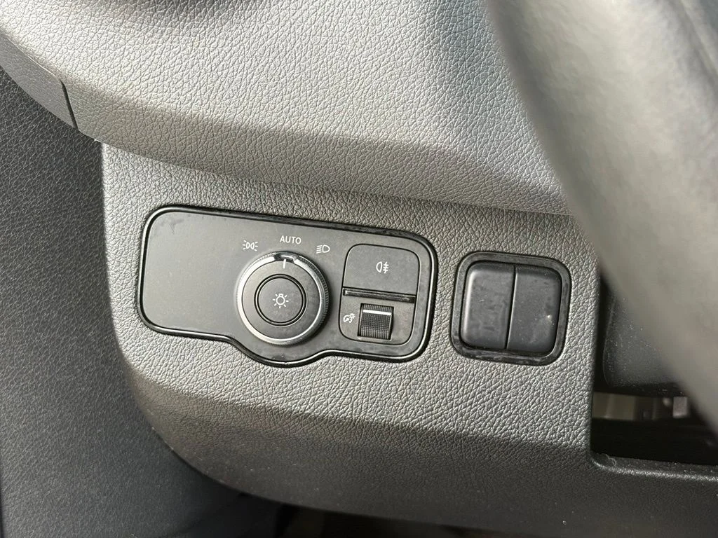 Used 2021  Mercedes-Benz Crew 144 WB image 18