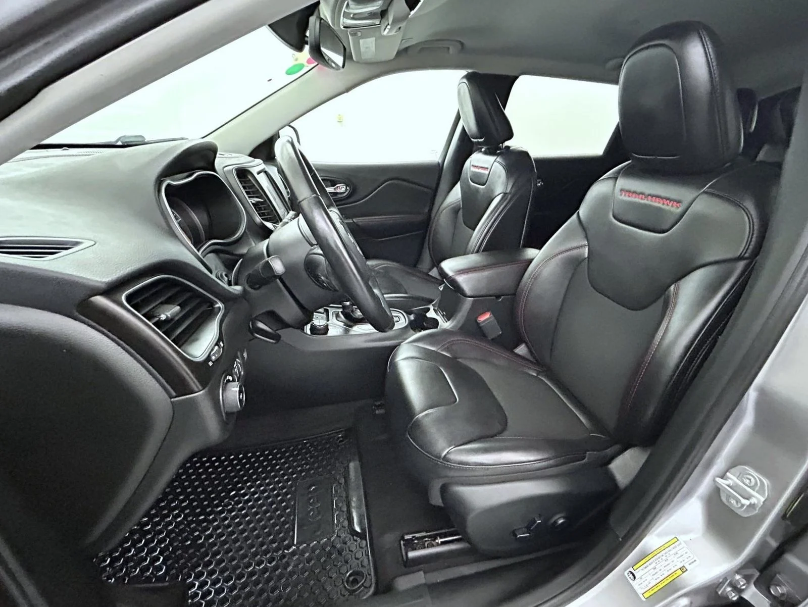Used 2019 Silver Jeep Trailhawk image 10
