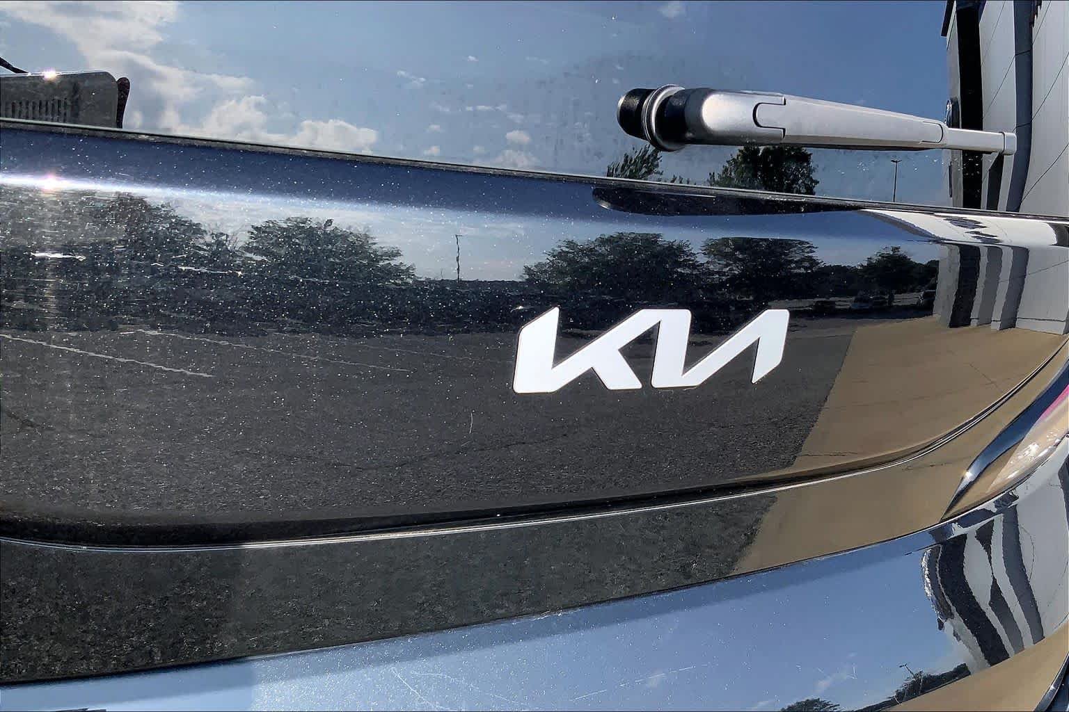 Used 2024 Fusion Black Kia LX image 9