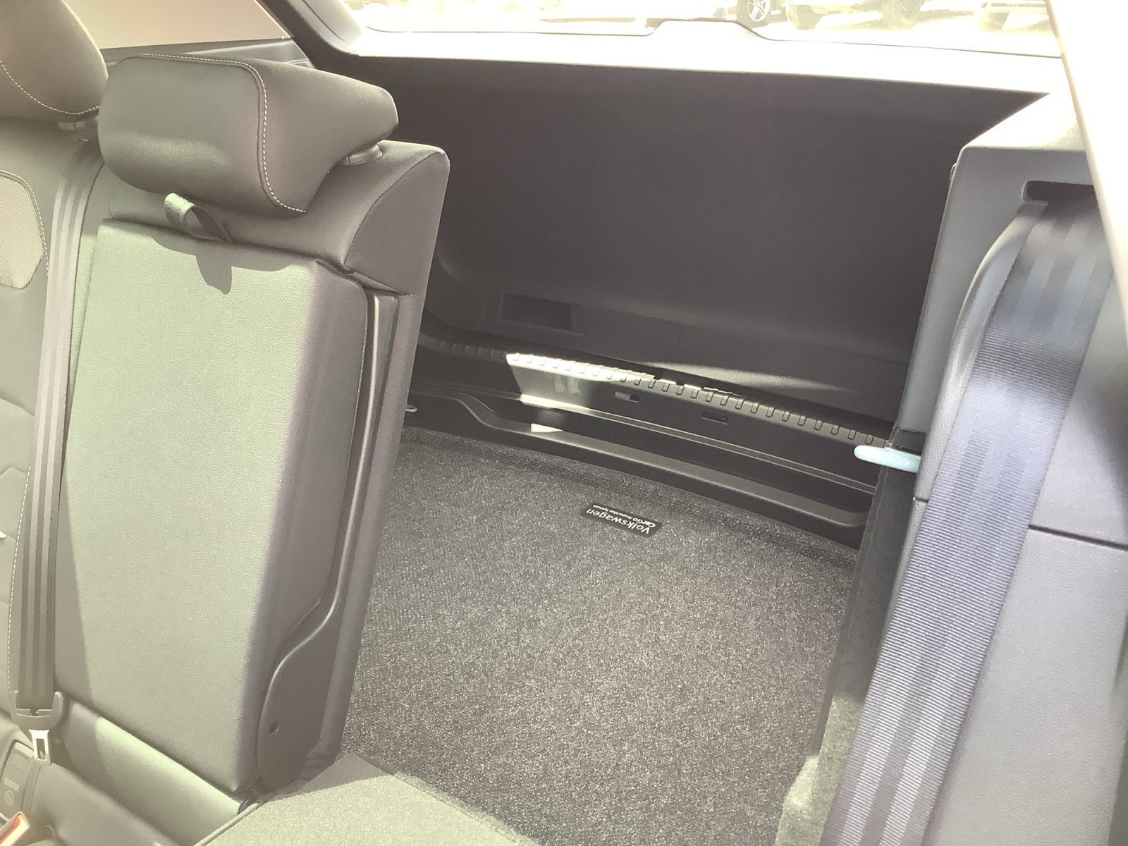 New 2026 Monument Gray w/Deep Black Roof Volkswagen SE Black image 23
