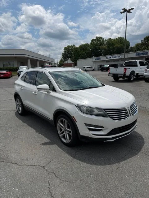 Used 2015 White Lincoln Base image 8