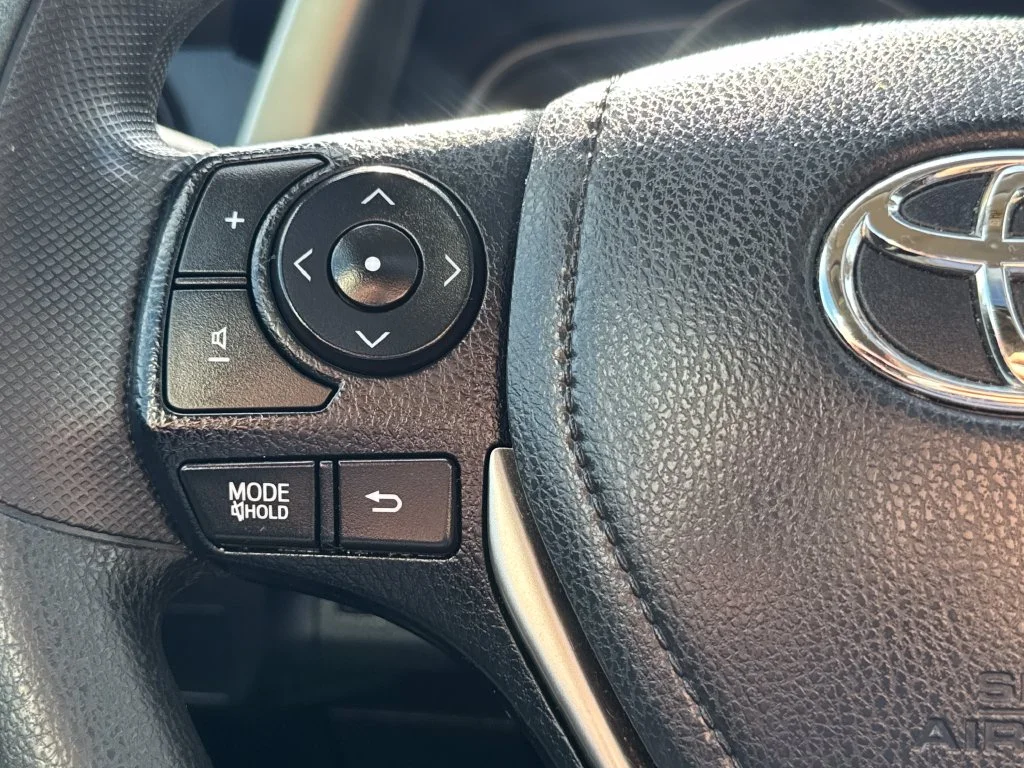 Used 2015 Silver Toyota XLE image 19