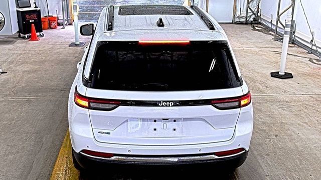 Used 2022 White Jeep Limited 4x4 image 14