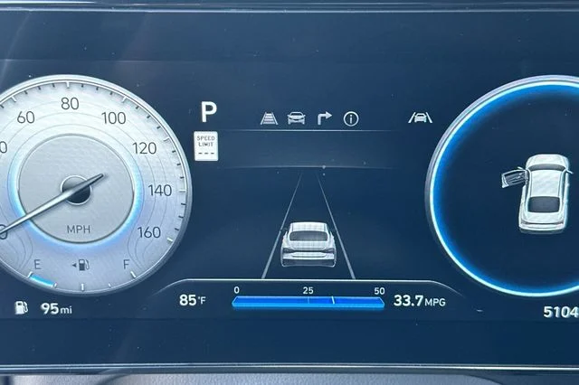 Used 2025 White Hyundai SEL Convenience image 30