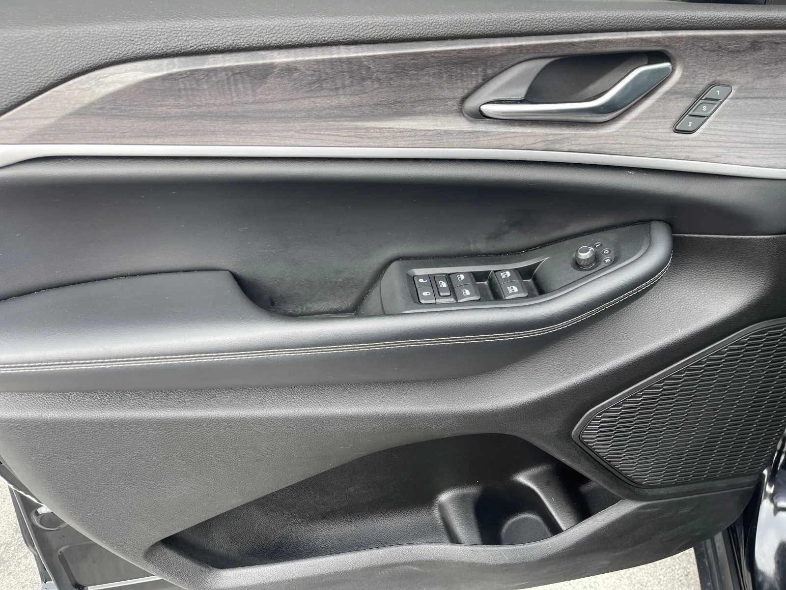 Used 2023  Jeep Limited image 12