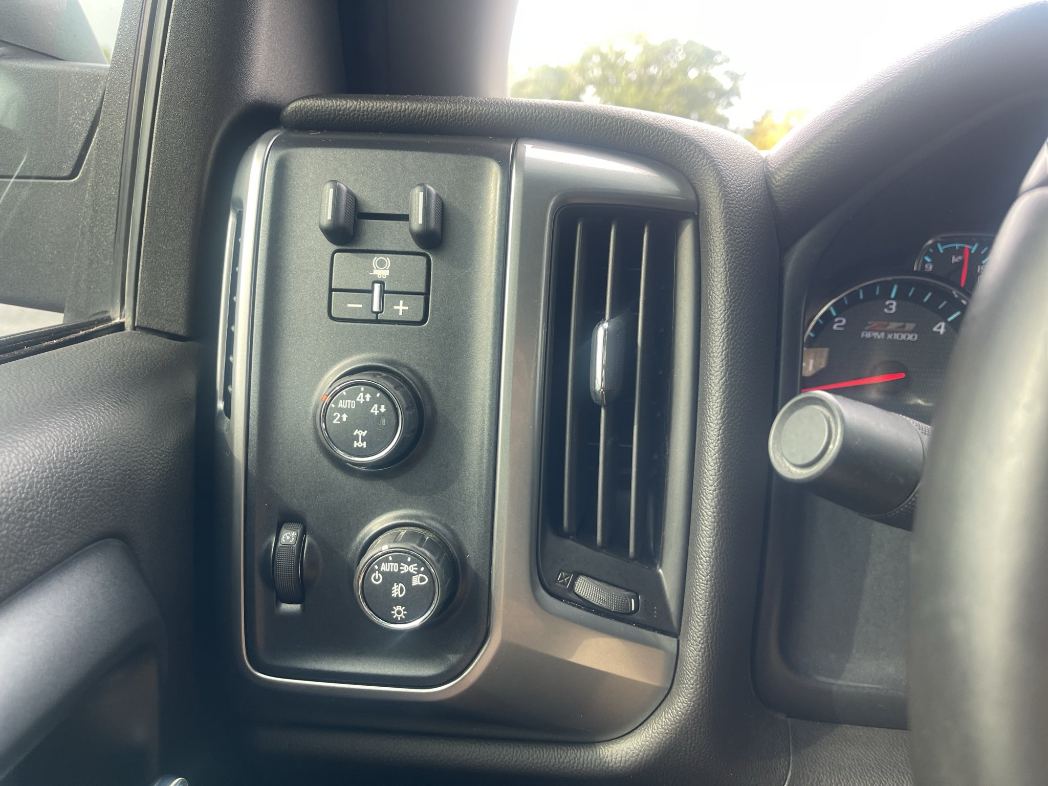 Used 2014 TUNGSTEN METALLIC Chevrolet LT image 18