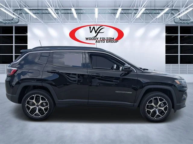 New 2026 Diamond Black Crystal Pearl-Coat Exterior Paint Jeep Limited image 2