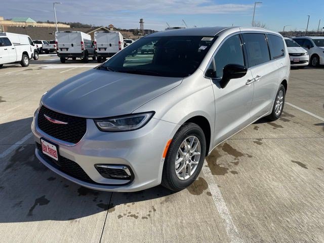 2026 Chrysler Pacifica Select's photo