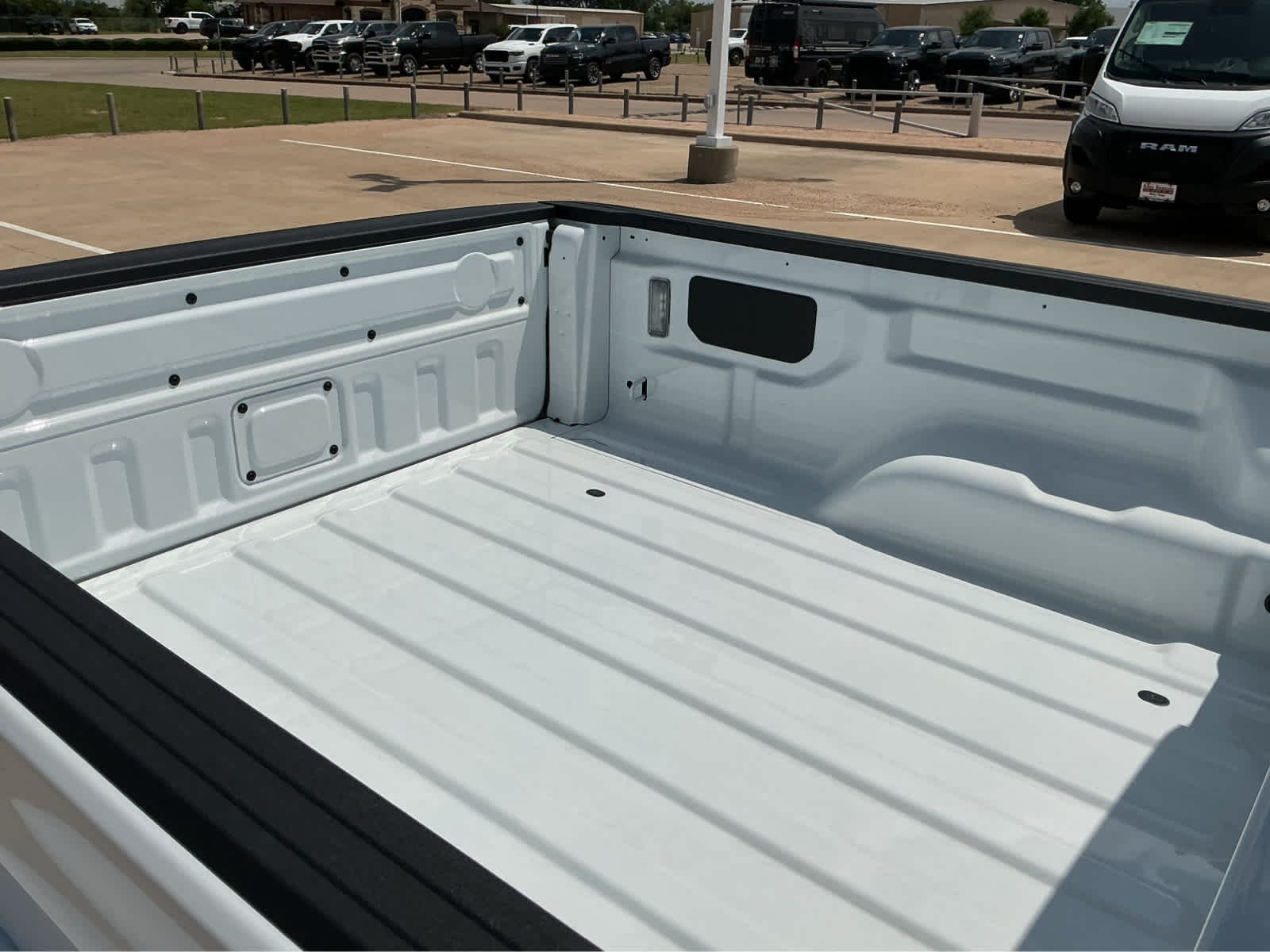 New 2026 Bright White Clear-Coat Exterior Paint Jeep Mojave image 7