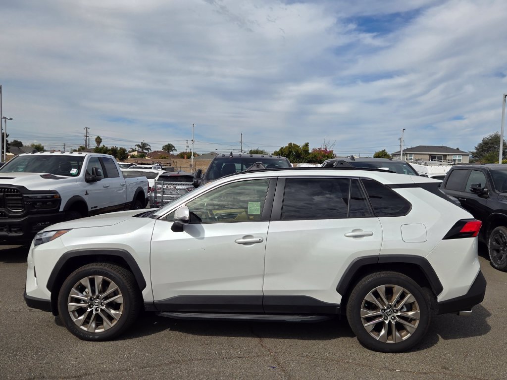 Used 2025 Beige Toyota XLE Premium image 2