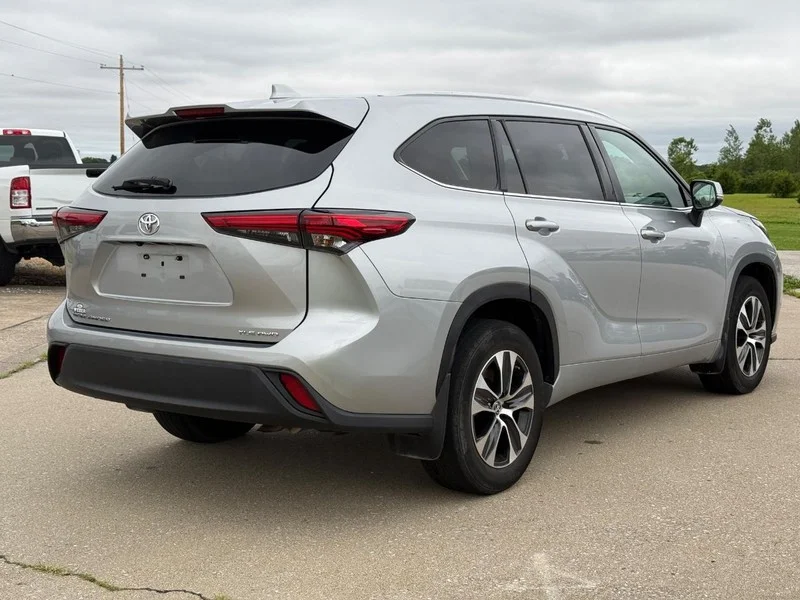 Used 2022 Celestial Silver Metallic Toyota XLE AWD (Natl) image 5