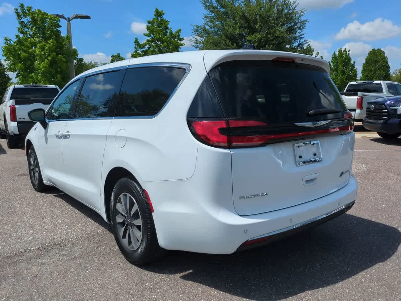Used 2024 Bright White Clearcoat Chrysler Hybrid Select image 4