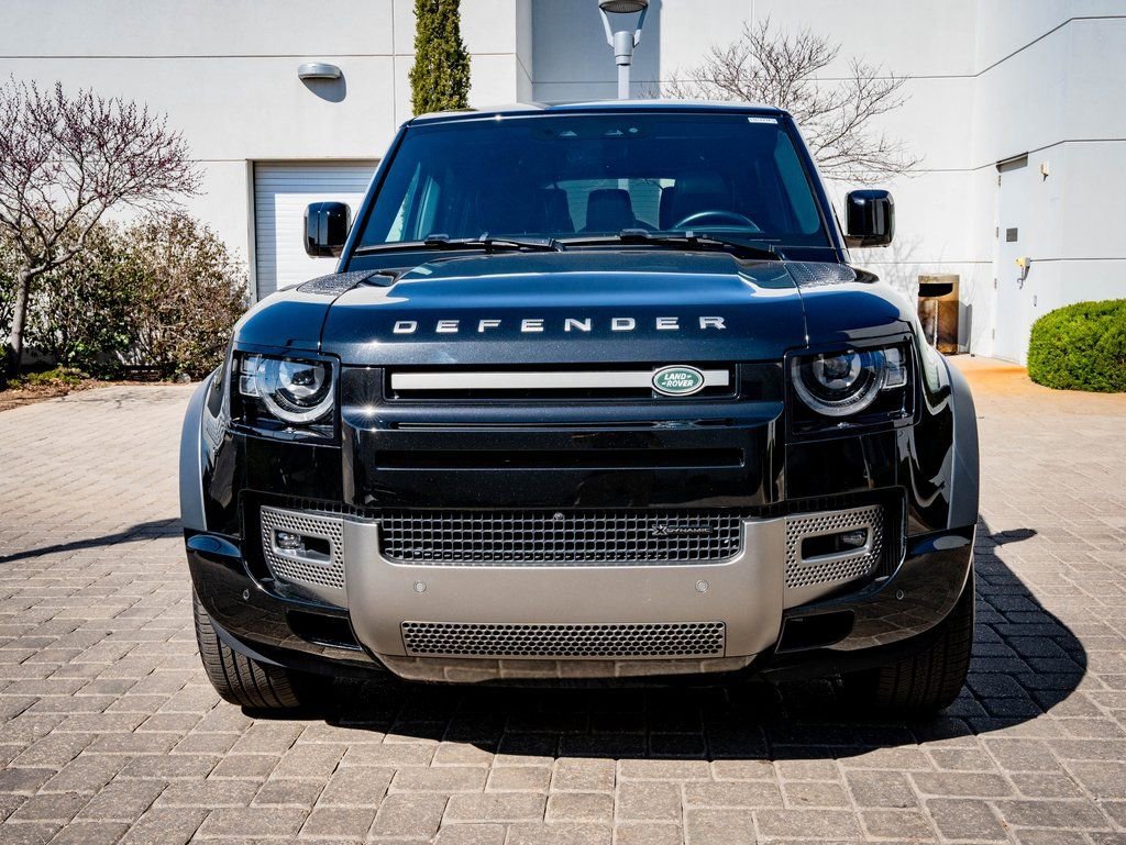 Used 2023 Black Land Rover X-Dynamic SE image 2