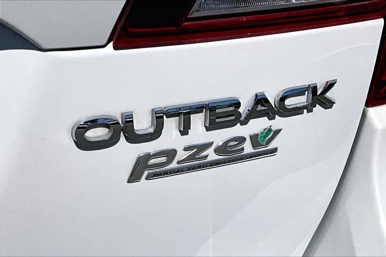 Used 2015 Crystal White Pearl Subaru 2.5i Premium image 9