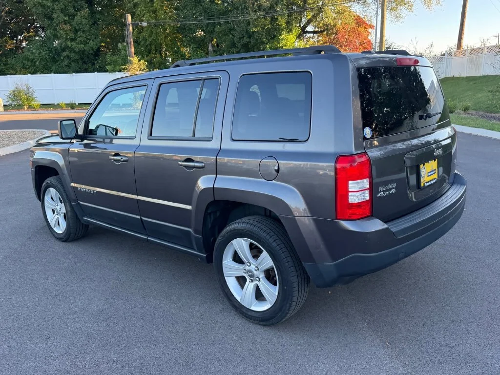 Used 2016 Gray Jeep Latitude image 4