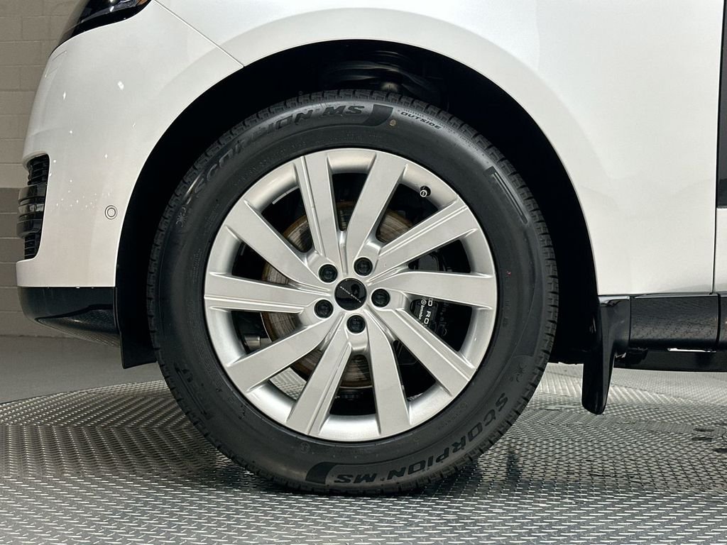 New 2026 Ostuni Pearl White Land Rover SE image 5