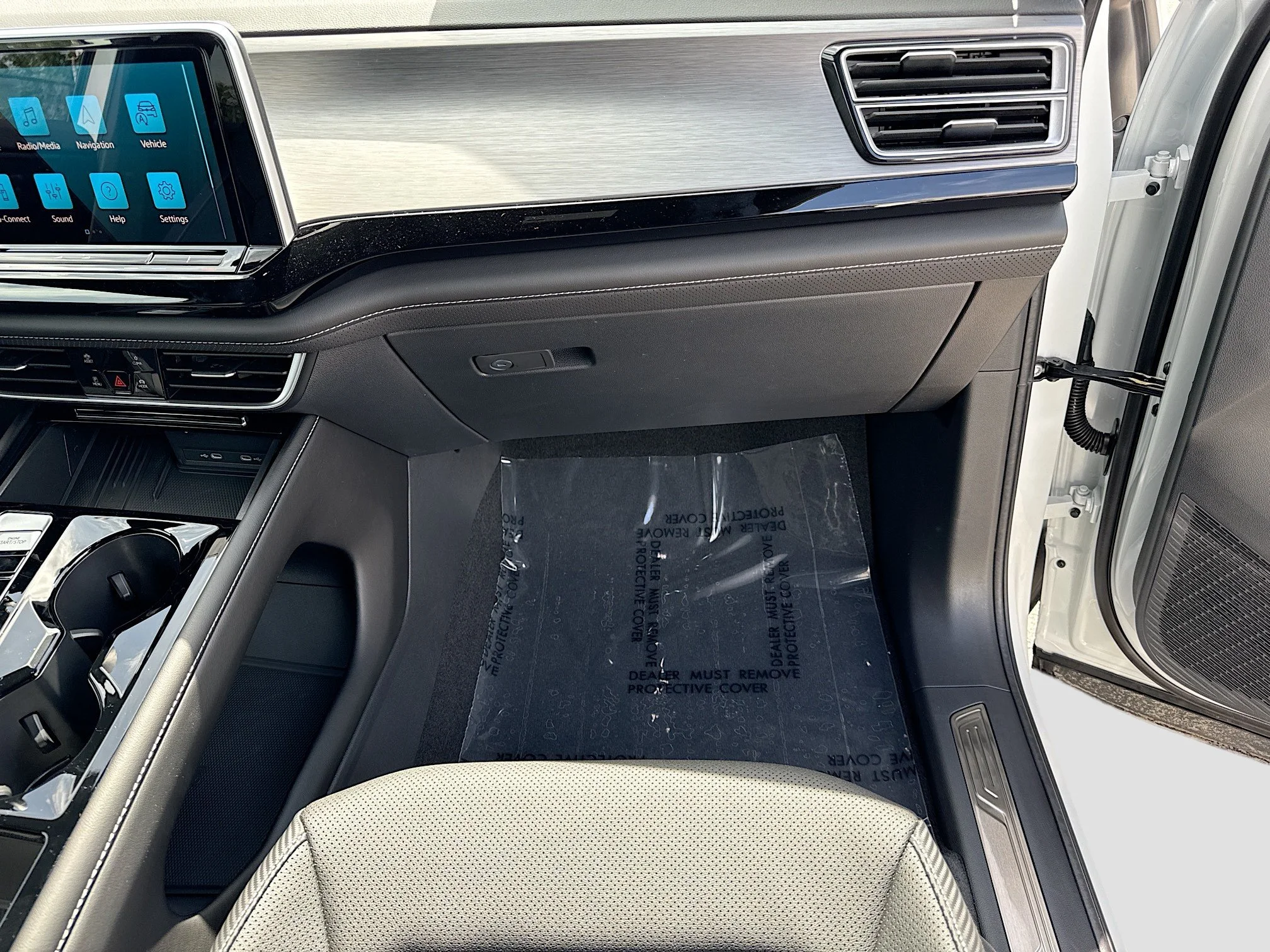 New 2026 White Pearl Volkswagen 2.0T SE w/Technology image 17
