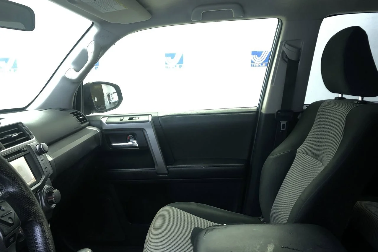 Used 2014 Nautical Blue Pearl Toyota SR5 image 30