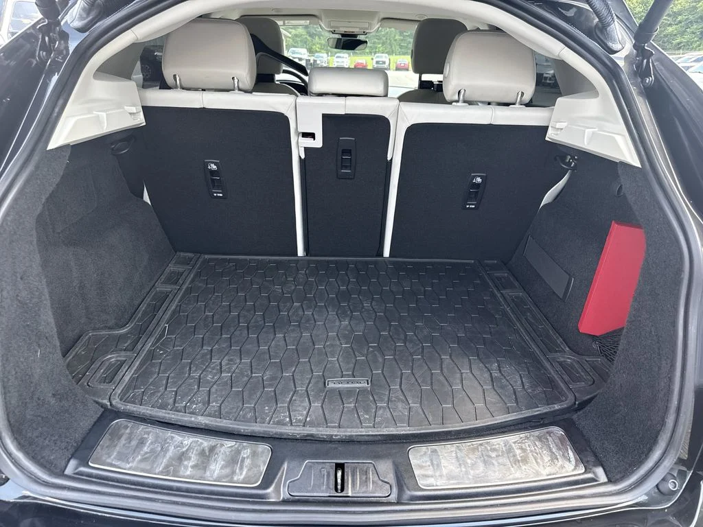 Used 2022  Jaguar P250 SE image 18