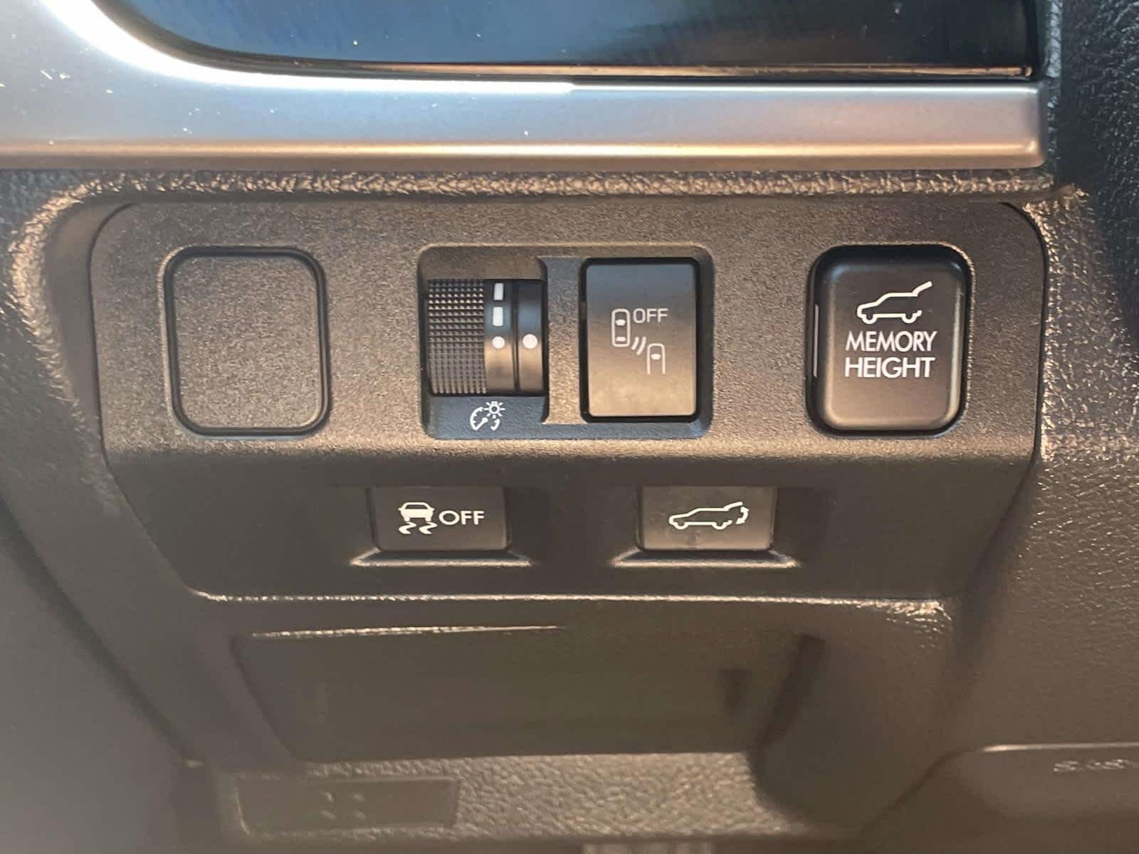 Used 2017 Ice Silver Metallic Subaru Limited image 34
