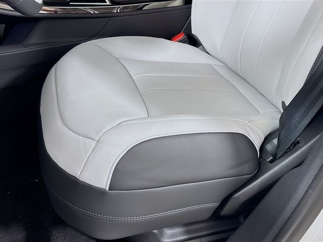 New 2026 Fuji White Land Rover Dynamic SE image 22