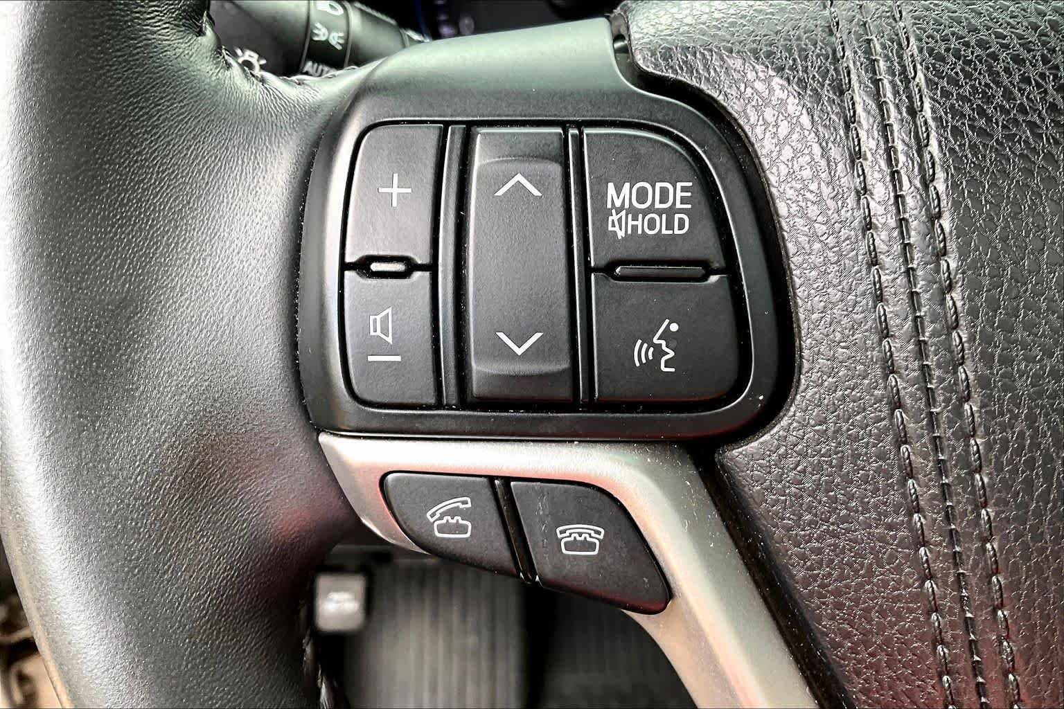 Used 2016 Silver Sky Metallic Toyota XLE image 21