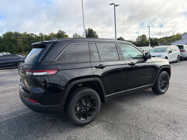 New 2026 Diamond Black Crystal Pearl-Coat Exterior Paint Jeep Altitude image 3