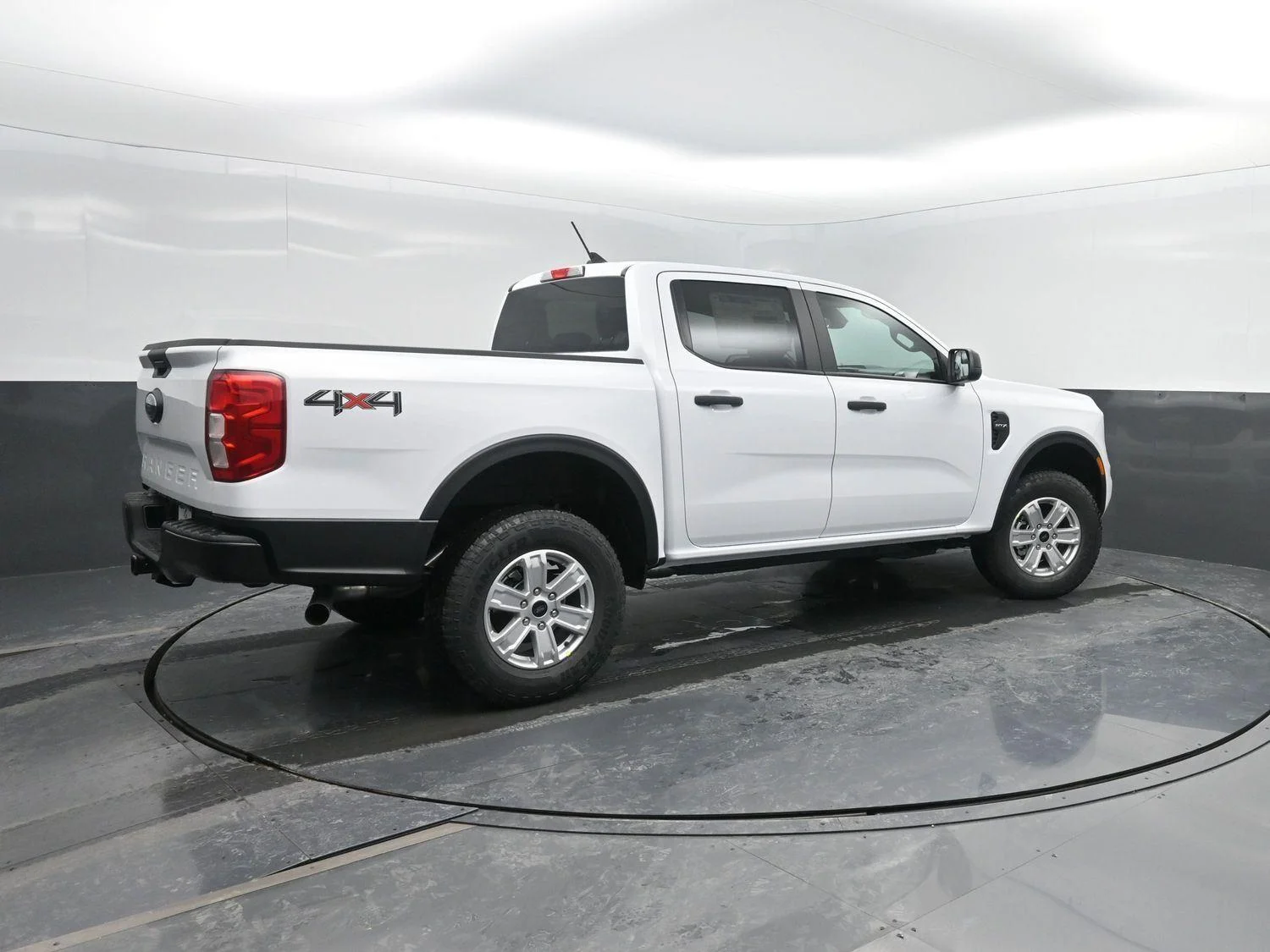 New 2025 Oxford White Ford XL image 2