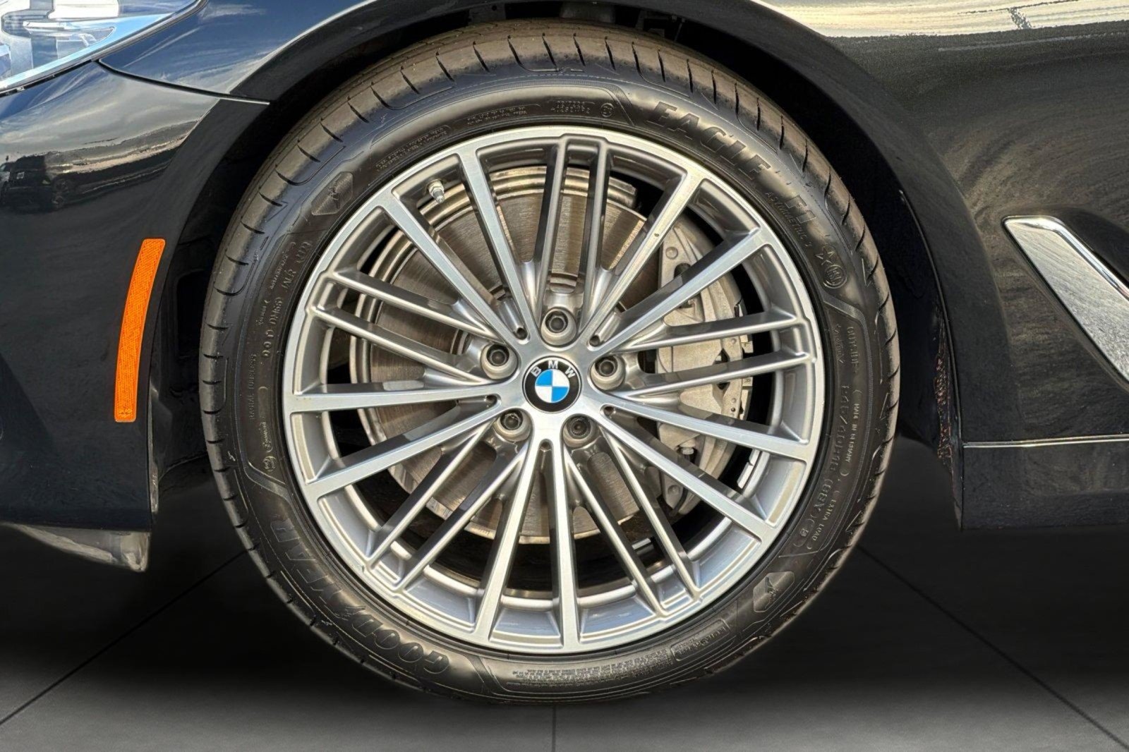 Used 2020 Black Sapphire Metallic BMW 540i image 25