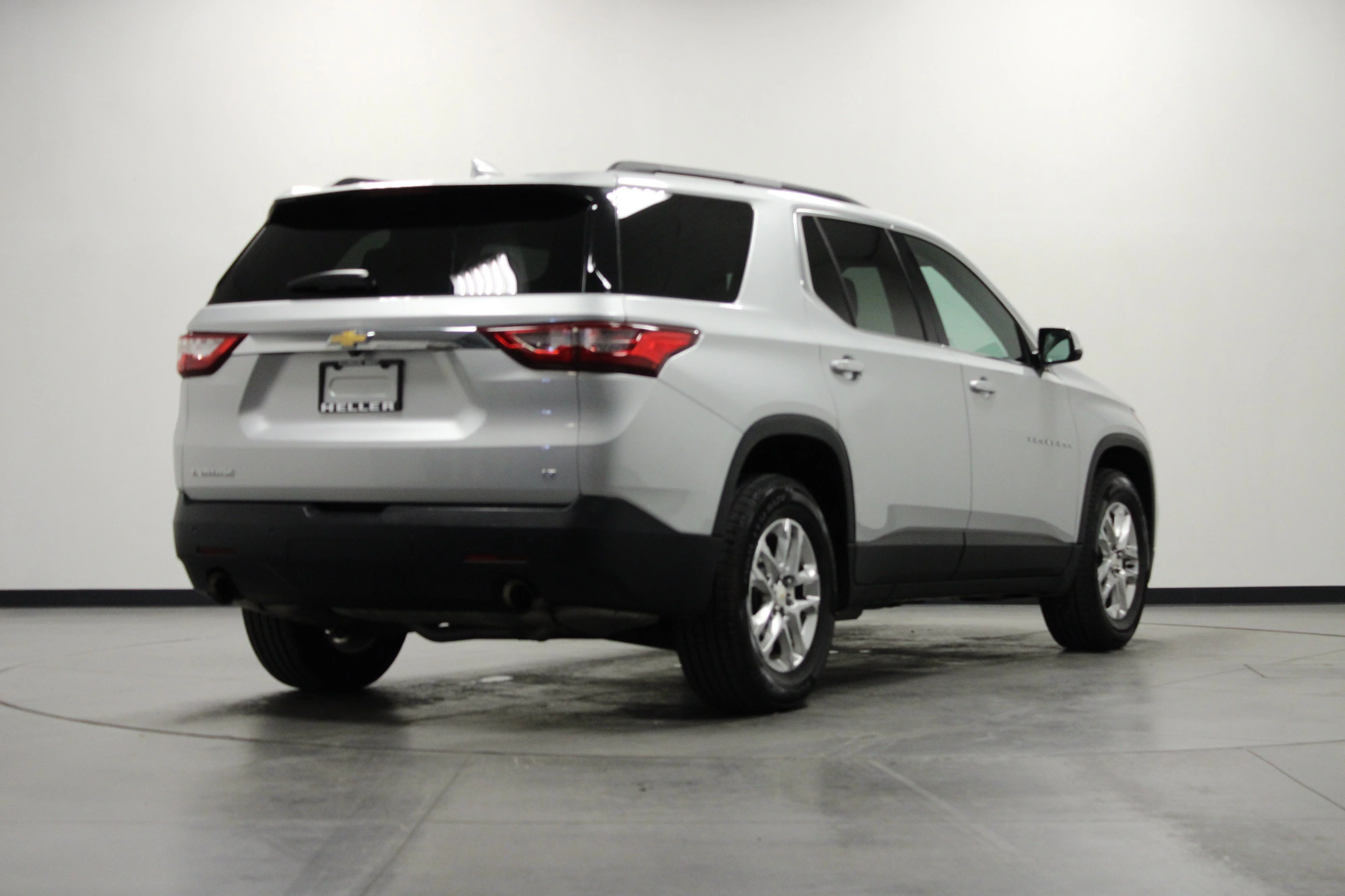 Used 2020 SILVER ICE METALLIC Chevrolet LT Cloth image 4