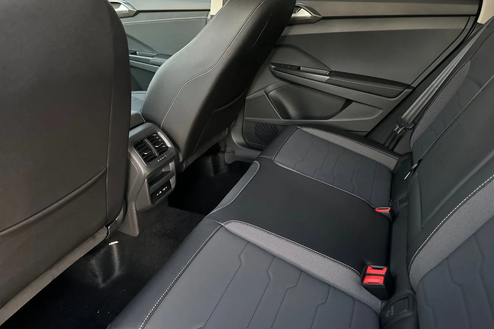2026 Volkswagen Taos SE Black - Photo 12
