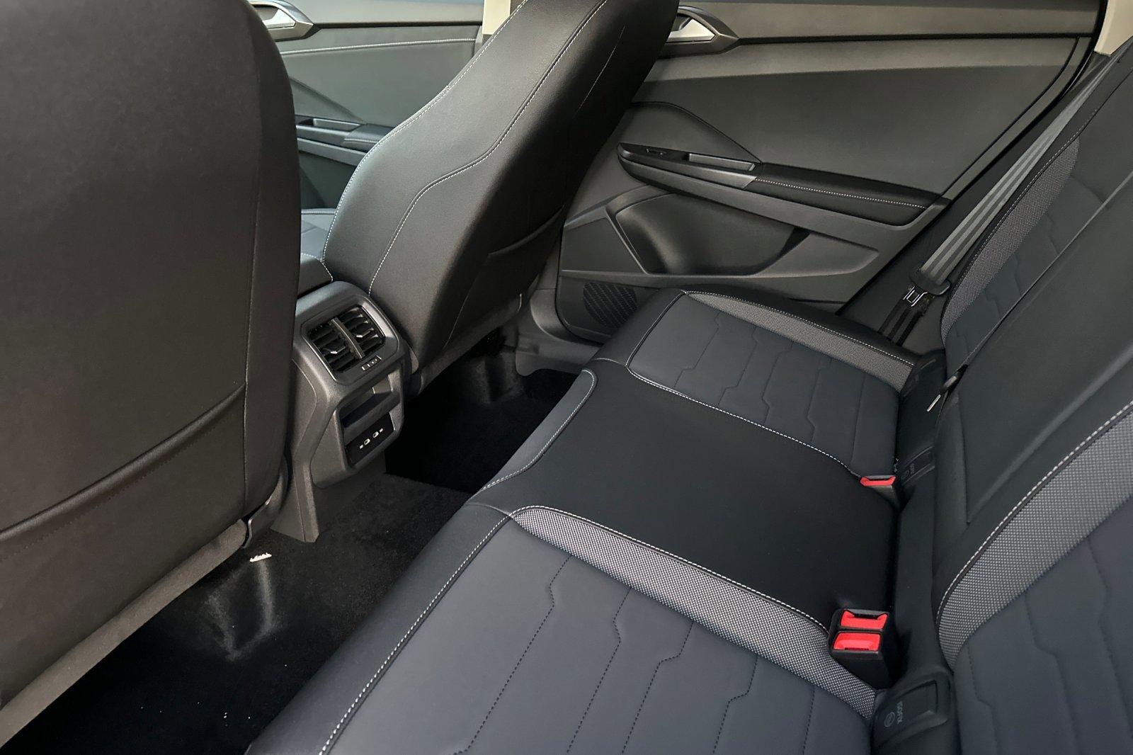 New 2026 Monument Gray w/Deep Black Roof Volkswagen SE Black image 12